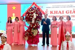 Trưởng ban Tuyên giáo Thành ủy Nguyễn Doãn Toản dự Lễ Khai giảng tại Trường THCS Nguyễn Văn Huyên