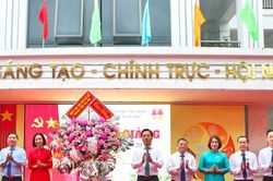 Trưởng Ban Tổ chức Thành uỷ Hà Nội Vũ Đăng Định dự Lễ khai giảng tại Trường THCS Trưng Vương