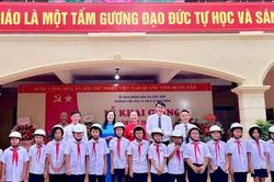 Trao tặng 300 mũ bảo hiểm cho học sinh xã Sóc Sơn