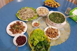 Tôi vừa đặt mâm cơm xuống, mẹ chồng bỗng kéo tôi vào bếp nói nhỏ một câu khiến tôi không dám gắp