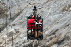 Vượt sông bằng dây cáp sau trận lũ quét ở Nepal