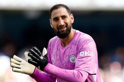 Donnarumma suýt hóa thảm họa tại Man City