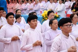 Tín đồ Cao Đài cầu siêu cho anh hùng liệt sĩ ở Công viên Lê Thị Riêng