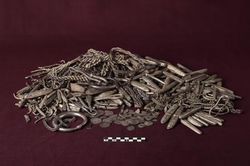 Kho báu bạc Viking lớn nhất Đan Mạch được tìm thấy trong sân nhà