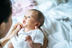 Vì sao trẻ sơ sinh thường xuyên thè lưỡi?