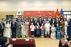 [Ảnh] Chủ tịch Quốc hội và Phu nhân gặp gỡ cán bộ Đại sứ quán và cộng đồng người Việt Nam tại Hàn Quốc