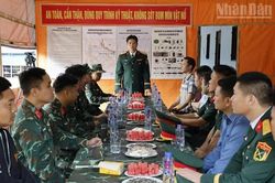Lãnh đạo Bộ Chỉ huy Quân sự tỉnh Điện Biên thăm, động viên lực lượng rà phá bom mìn tại xã biên giới Sín Thầu