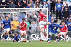 Kết quả Ngoại hạng Anh: MU đánh rơi chiến thắng trước Everton