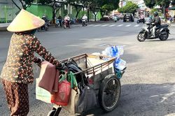 Phụ nữ làm việc ngoài trời chờ 'bệ đỡ' an sinh