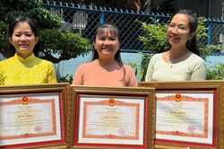Ngày khai giảng đặc biệt của ba chị em cùng nhận Bằng khen của Thủ tướng