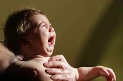 Trẻ đột ngột tím tái, lịm đi sau khi khóc: Có đáng lo?