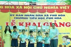 Trao quà và học bổng cho học sinh khó khăn ở An Giang