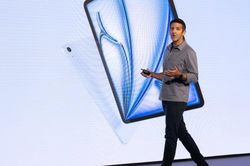 Gã khổng lồ công nghệ và những phép thử đầu tiên cho tân CEO John Ternus