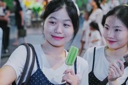 Đổ xô xếp hàng check-in ở 35 Tràng Tiền
