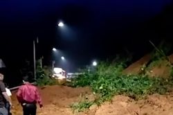 Mưa lớn, đất đá tràn xuống con dốc trên tuyến đường huyết mạch ở Đồng Nai
