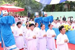 Tín đồ Cao Đài cầu siêu cho các liệt sĩ tại Công viên Lê Thị Riêng