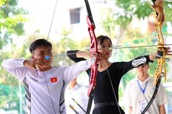 Học sinh TPHCM tập tính kiên nhẫn, kỷ luật qua học bắn cung