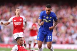 Arsenal ngược dòng đánh bại Chelsea, bám đuổi Man City