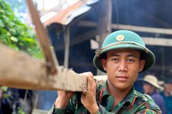 Bôn Jứ vùng 'rốn lũ' sông Ba được bộ đội chuyển đến nơi an toàn