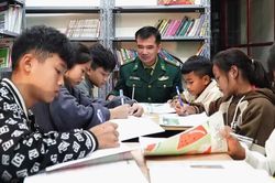 Những người lính 'giữ chân' học sinh nơi ký túc xá vùng biên