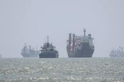 Iran nã tên lửa vào tàu sân bay, tàu khu trục Mỹ