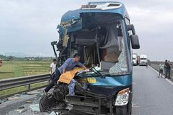 Xe khách chạy hơn 100 km/h, tông ô tô đầu kéo trên cao tốc