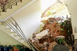 Taluy dương sạt xuống, làm sập một phần nhà dân bên Quốc lộ 3