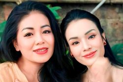 Ca sĩ Anh Thơ thân thiết PGS Tân Nhàn, NSƯT Việt Anh và bạn gái tình tứ