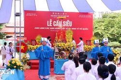 Tín hữu Cao Đài cầu siêu tưởng niệm Anh hùng liệt sỹ ở Công viên Lê Thị Riêng