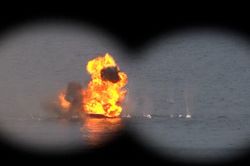 IRGC xác nhận tàu dầu bị Mỹ tấn công, ra đòn trả đũa vào cả tàu ở Hormuz và tàu liên hệ với Mỹ