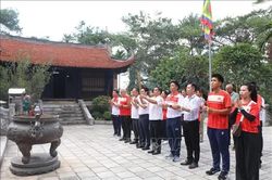 Đội tuyển điền kinh Việt Nam dâng hương tưởng niệm các Vua Hùng
