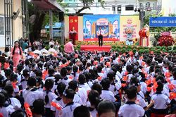 TP Hồ Chí Minh: Phụ huynh lo lắng vì trường chưa thực hiện bán trú, thiếu sách giáo khoa