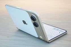 iPhone màn hình gập gặp 'biến cố' trước giờ G
