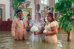 Cô dâu đám cưới tại nhà thờ ngập nước, hành động sau đó gây xúc động