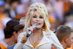 Em gái Dolly Parton lên tiếng về thông tin sai lệch, có liên quan đến AI