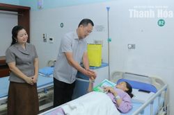 Chủ tịch UBND tỉnh Tô Anh Dũng thăm, động viên công nhân môi trường bị tai nạn khi làm nhiệm vụ