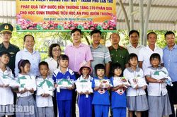 Trao hơn 1.000 phần quà cho học sinh phường Tịnh Biên và xã An Cư