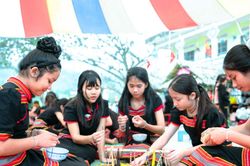 Nối dài mạch văn hóa bản làng
