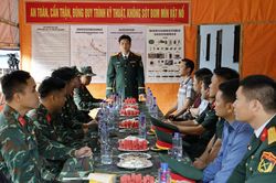 Bộ CHQS tỉnh thăm, động viên lực lượng rà phá bom mìn tại xã Sín Thầu