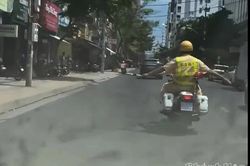 Cảnh sát giao thông Khánh Hòa kịp thời dẫn đường đưa du khách nước ngoài đi cấp cứu