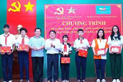Phường Đông Hải phối hợp trao 200 suất học bổng cho học sinh có hoàn cảnh khó khăn