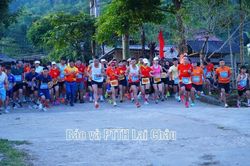 Gần 350 vận động viên tham gia Giải chạy 'Dấu chân mùa vàng Khun Há'