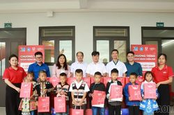 Các cơ quan, đơn vị tặng quà trị giá 1 tỷ đồng cho học sinh vùng cao xã Y Tý