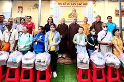 TP.HCM: Tịnh xá Ngọc Chánh và Ngọc Sơn tặng học bổng khuyến học, trao quà đến các hộ gia đình khó khăn