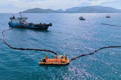 Cảng vụ Hàng hải Nha Trang thực tập cứu nạn, ứng phó sự cố tràn dầu trên biển