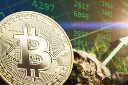 Vì sao giá trị Bitcoin tăng áp đảo vàng khi nợ công thế giới chạm đỉnh?