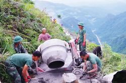 Ấm tình quân dân trên đỉnh non cao
