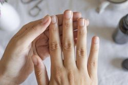 Chị em nên lưu ý: Những dấu hiệu cho thấy bộ móng của bạn đang kêu cứu