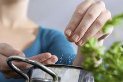 Không chỉ muối, 3 cách dùng hạt nêm cũng khiến khẩu phần thêm mặn, cần bỏ ngay