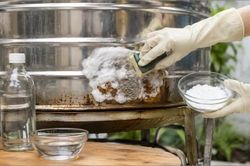 Bồn nước inox bị rỉ, rò nước: Đừng vội thay mới, áp dụng ngay 4 cách xử lý đơn giản này